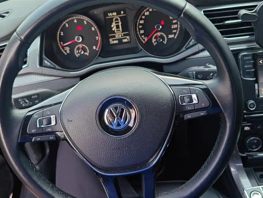 VOLKSWAGEN PASSAT 2018