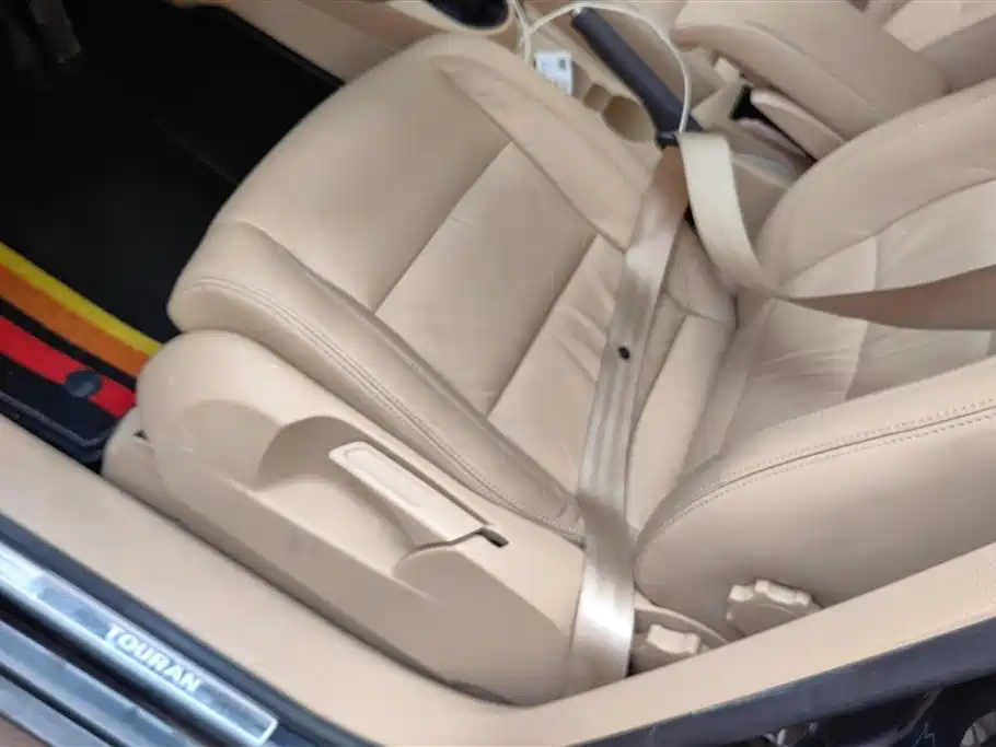 VOLKSWAGEN TOURAN 2013