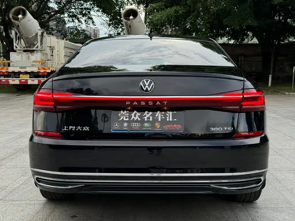 VOLKSWAGEN PASSAT 2024