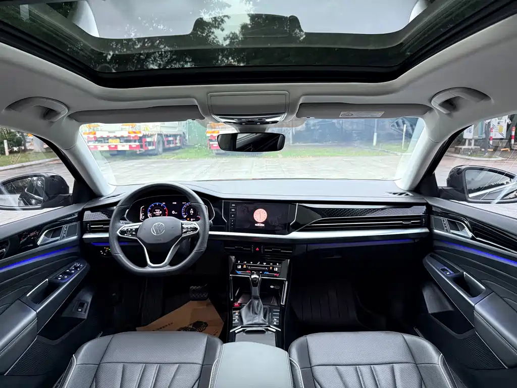VOLKSWAGEN PASSAT 2024