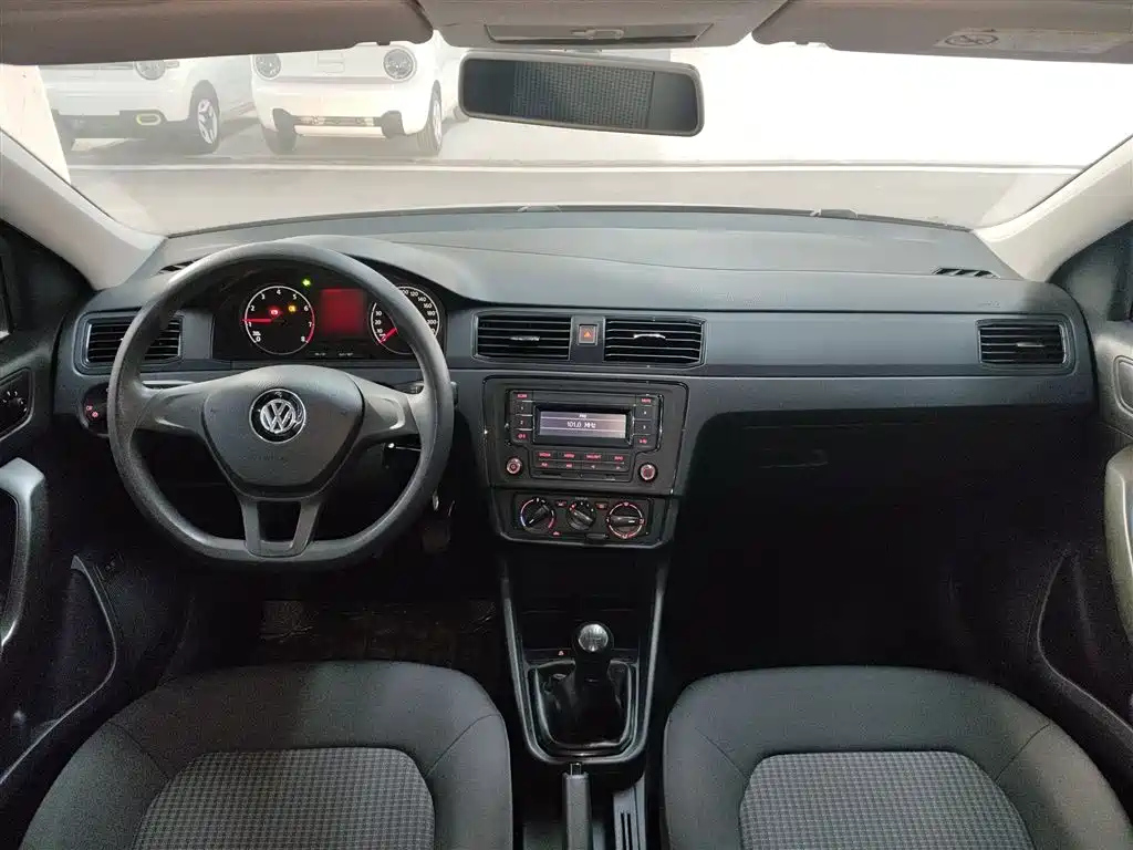 VOLKSWAGEN SANTANA 2019