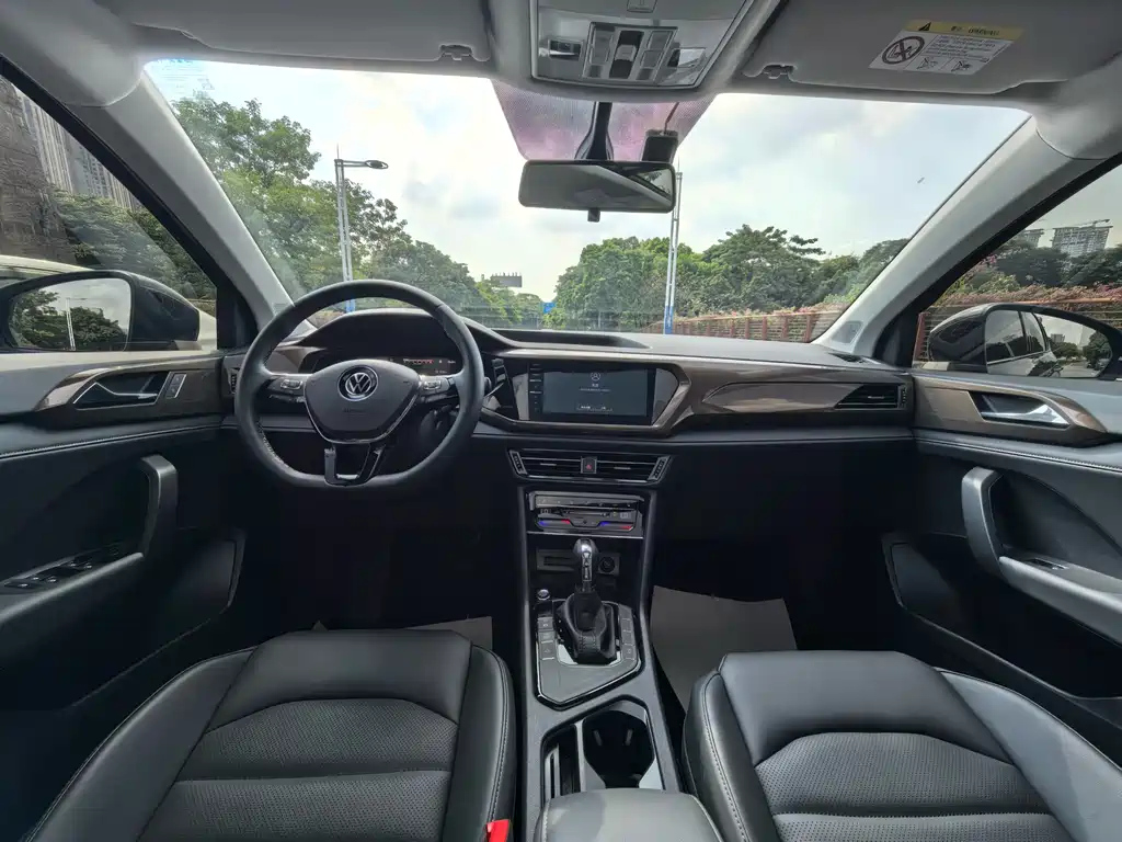 VOLKSWAGEN THARU 2022