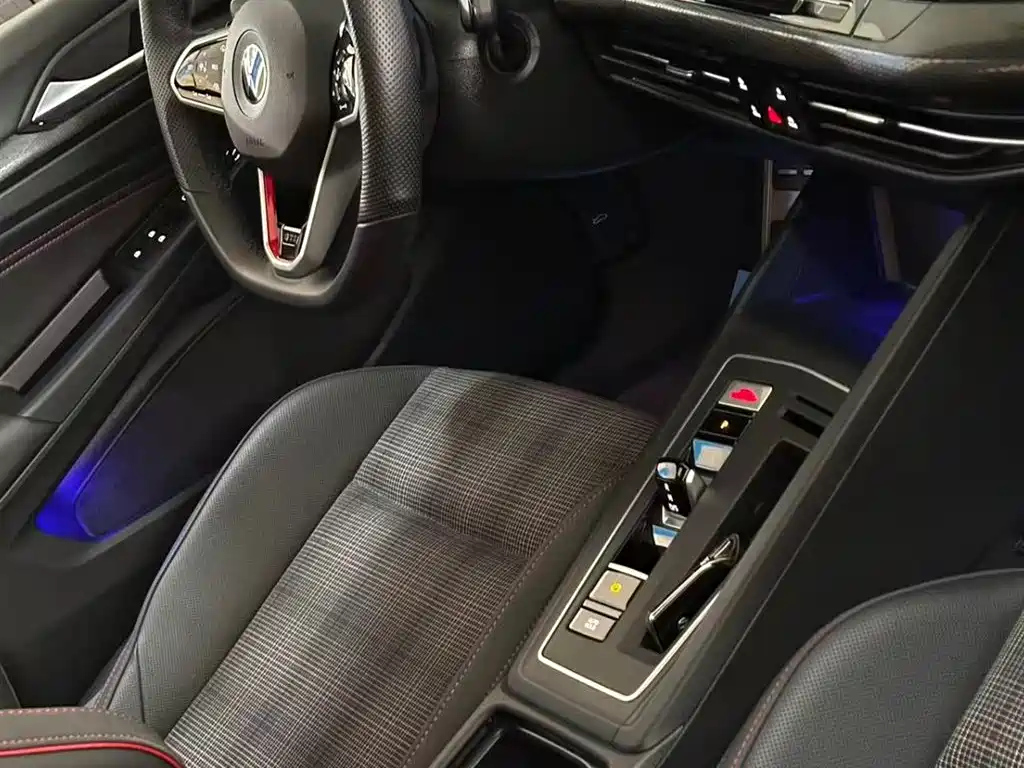 VOLKSWAGEN GOLF GTI 2024