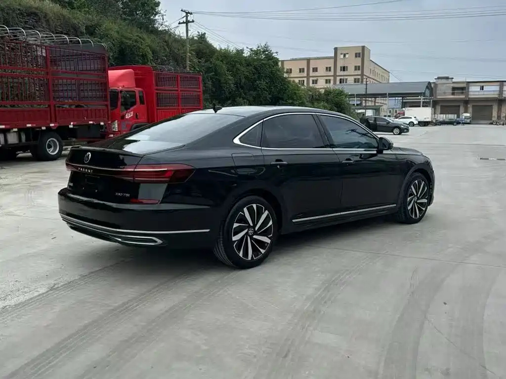 VOLKSWAGEN PASSAT 2023