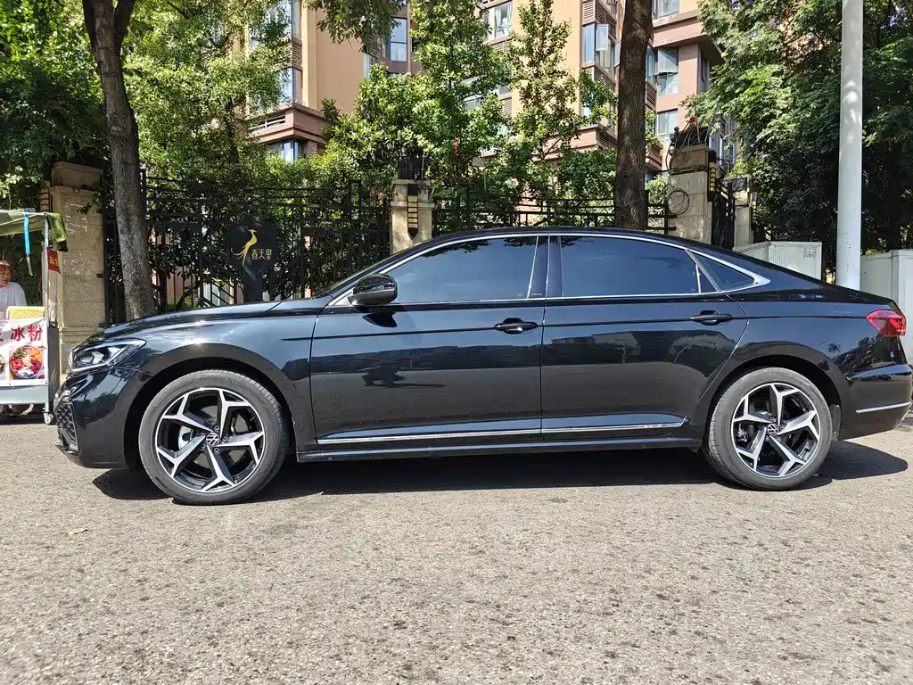 VOLKSWAGEN PASSAT 2024