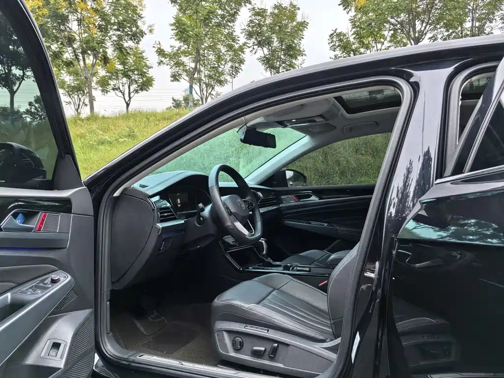 VOLKSWAGEN PASSAT 2023
