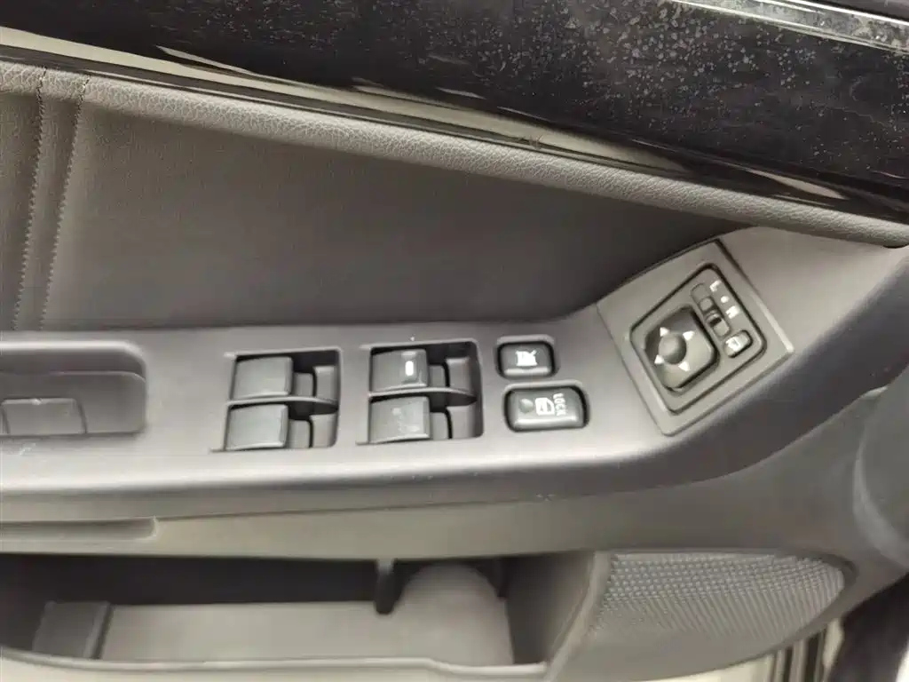 MITSUBISHI LANCER EX 2013