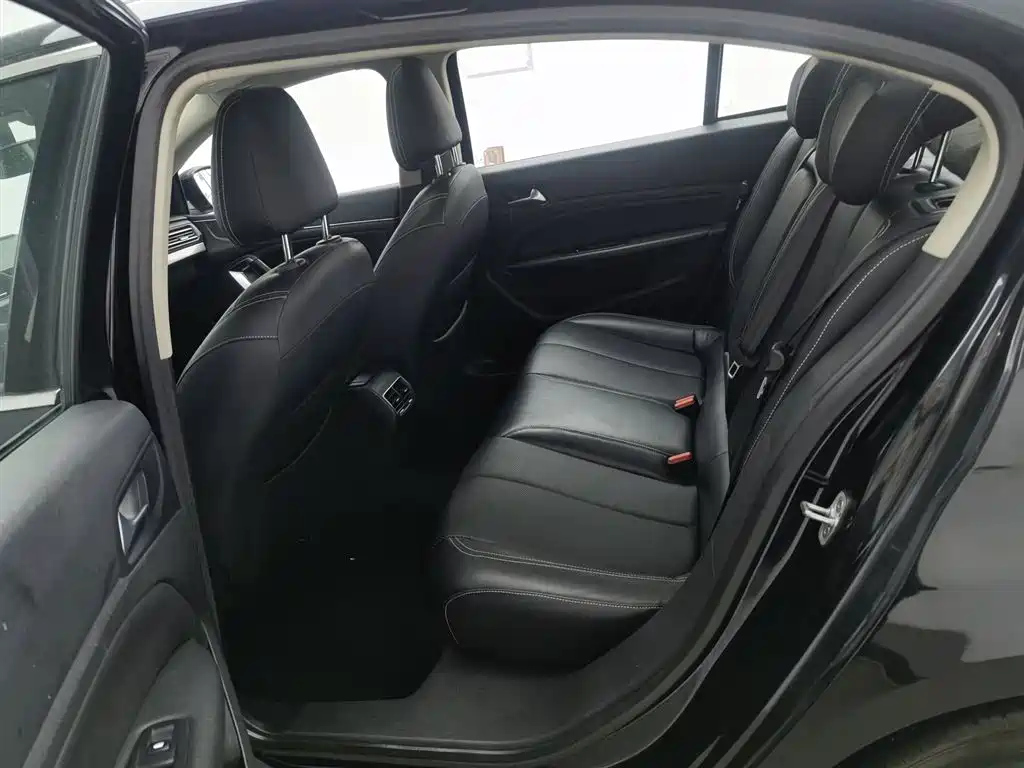 PEUGEOT 408 2015
