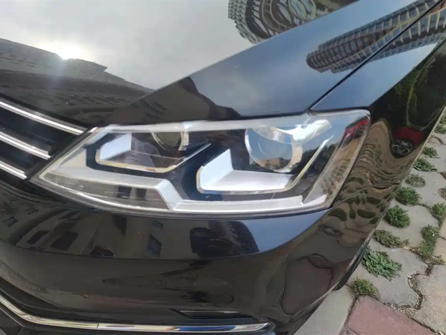 VOLKSWAGEN SAGITAR 2015