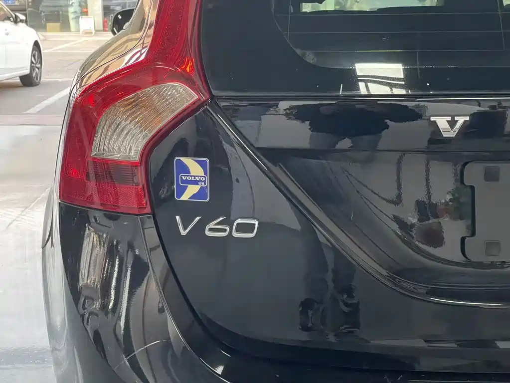 VOLVO V60 2015