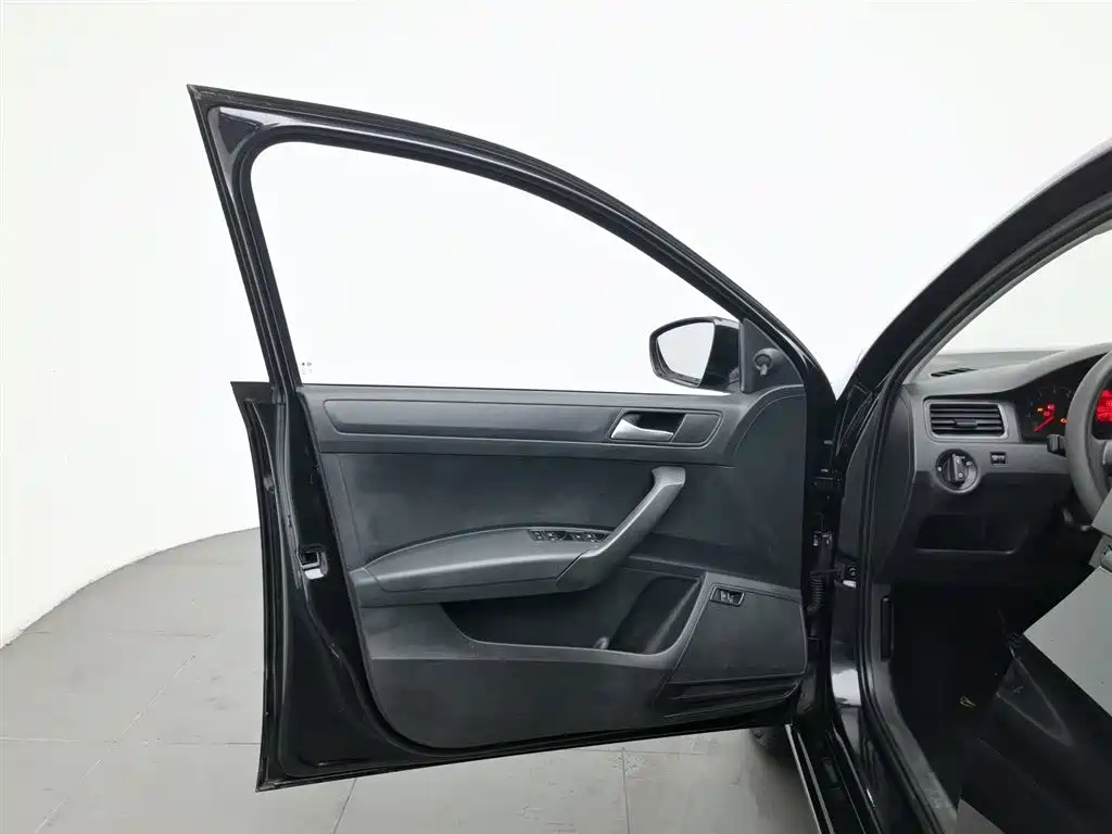 VOLKSWAGEN SANTANA 2017