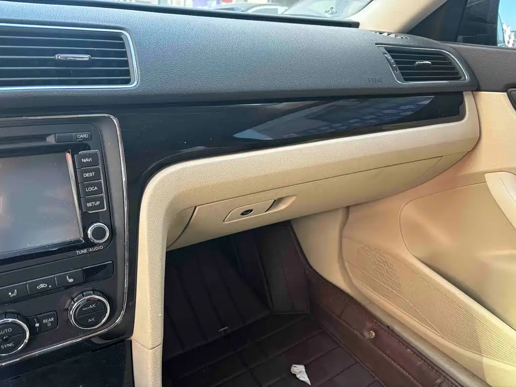 VOLKSWAGEN PASSAT 2014