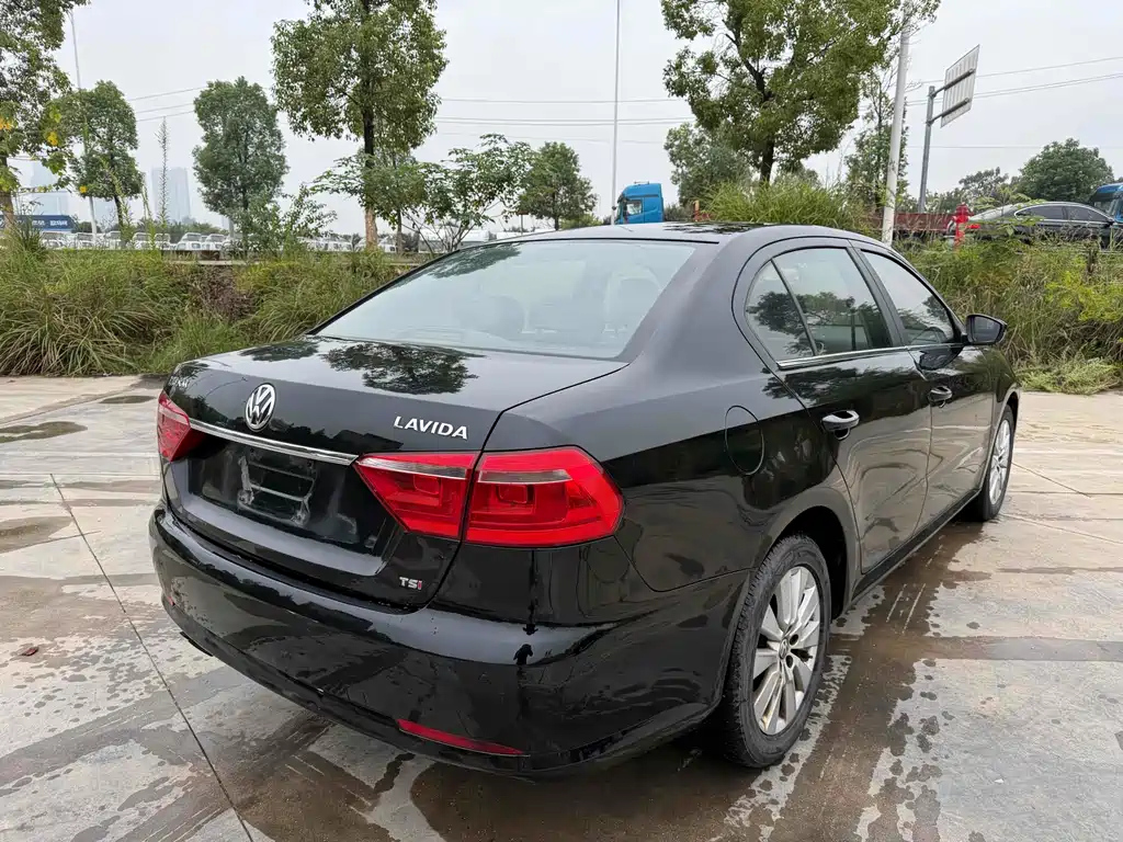 VOLKSWAGEN LAVIDA 2013