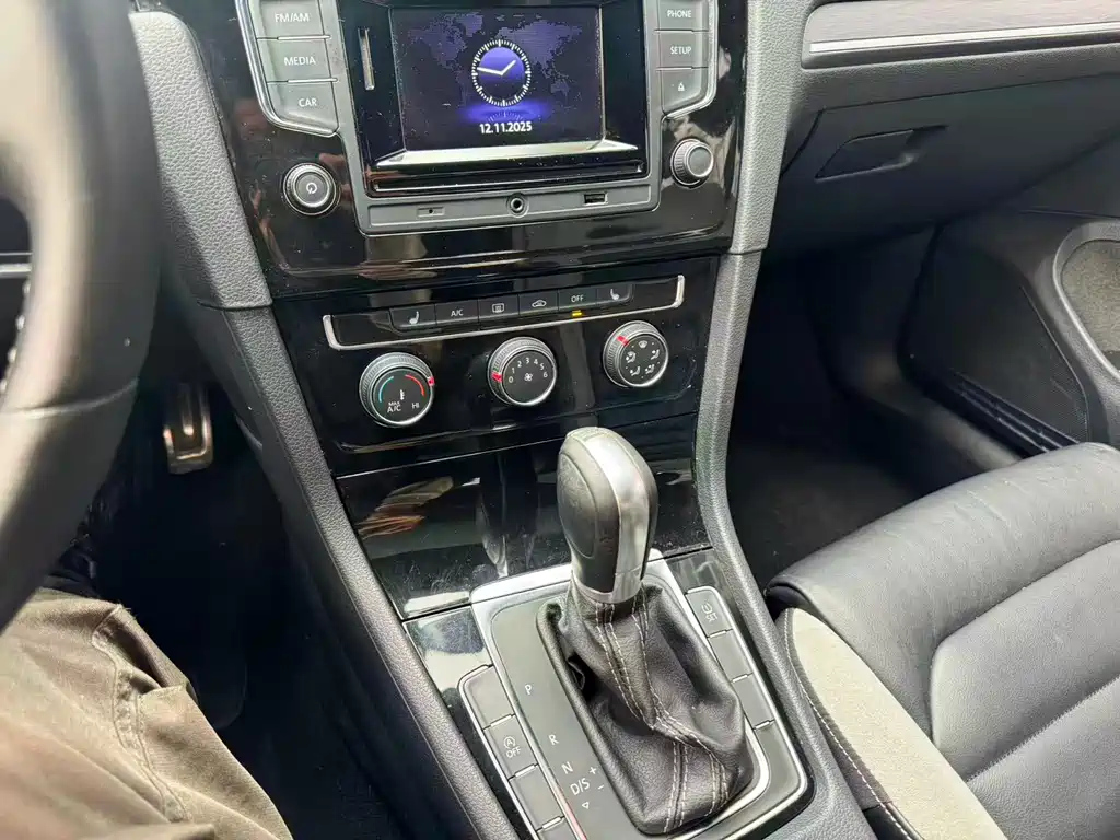 VOLKSWAGEN GOLF 2015