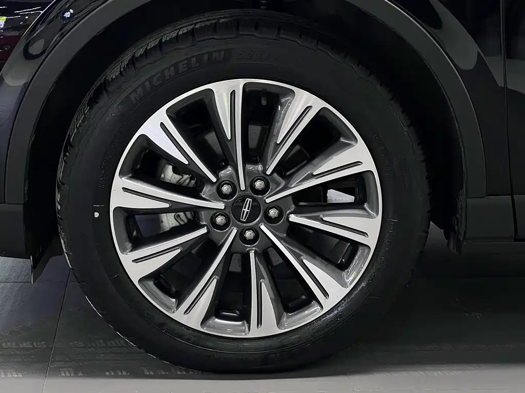 LINCOLN ADVENTURER 2021