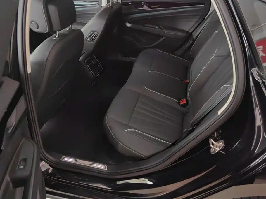 VOLKSWAGEN PASSAT 2024