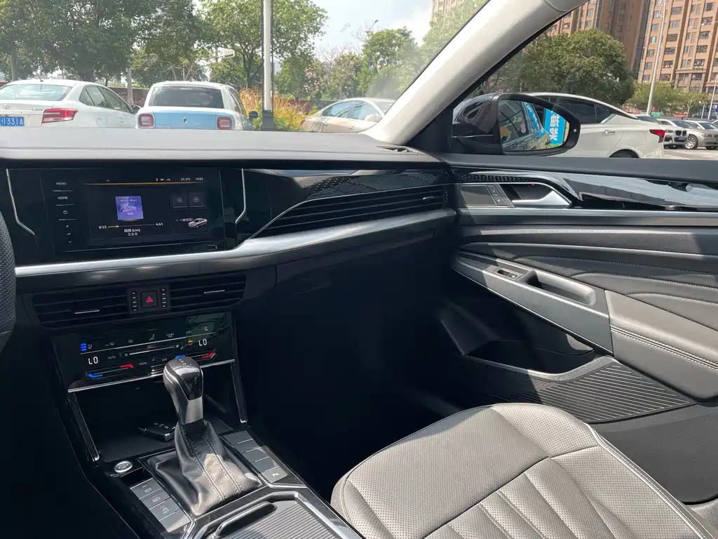 VOLKSWAGEN PASSAT 2024