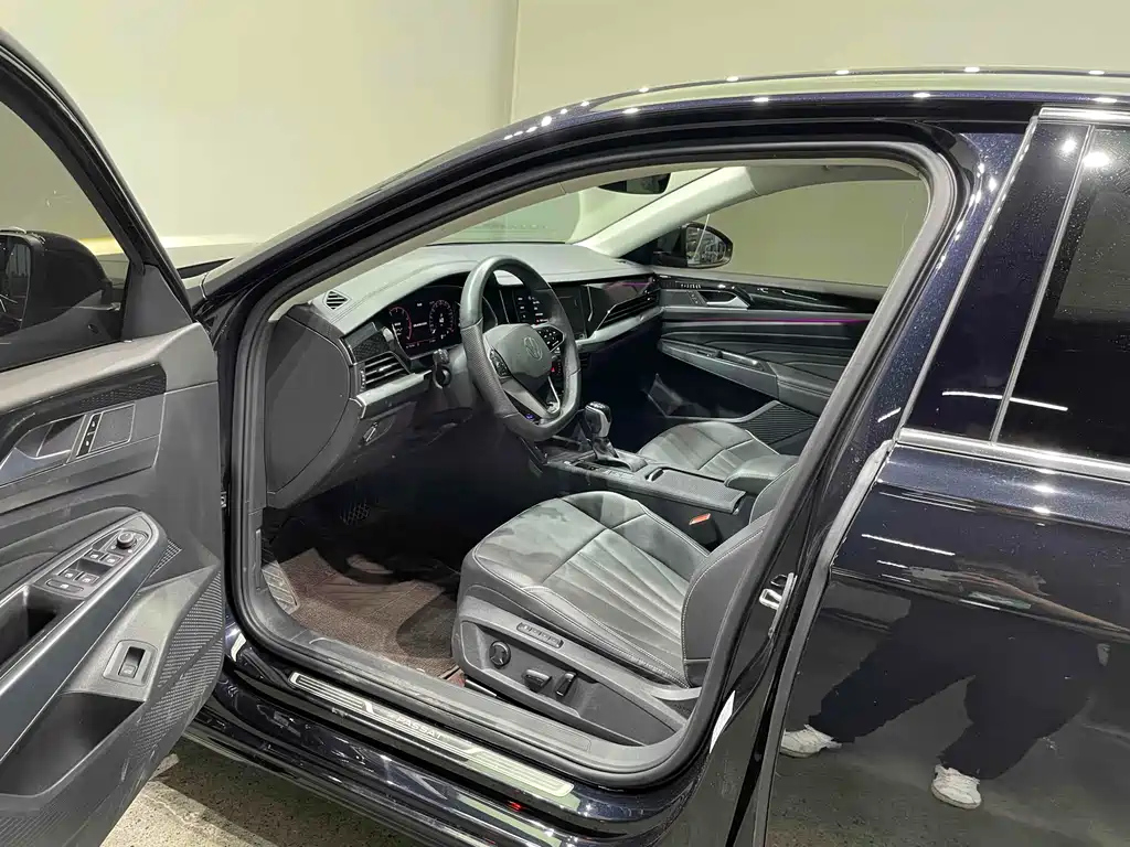 VOLKSWAGEN PASSAT 2024