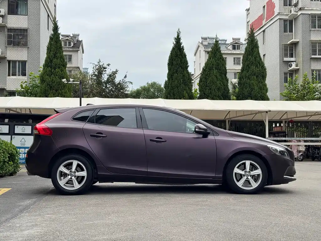 VOLVO V40 2016
