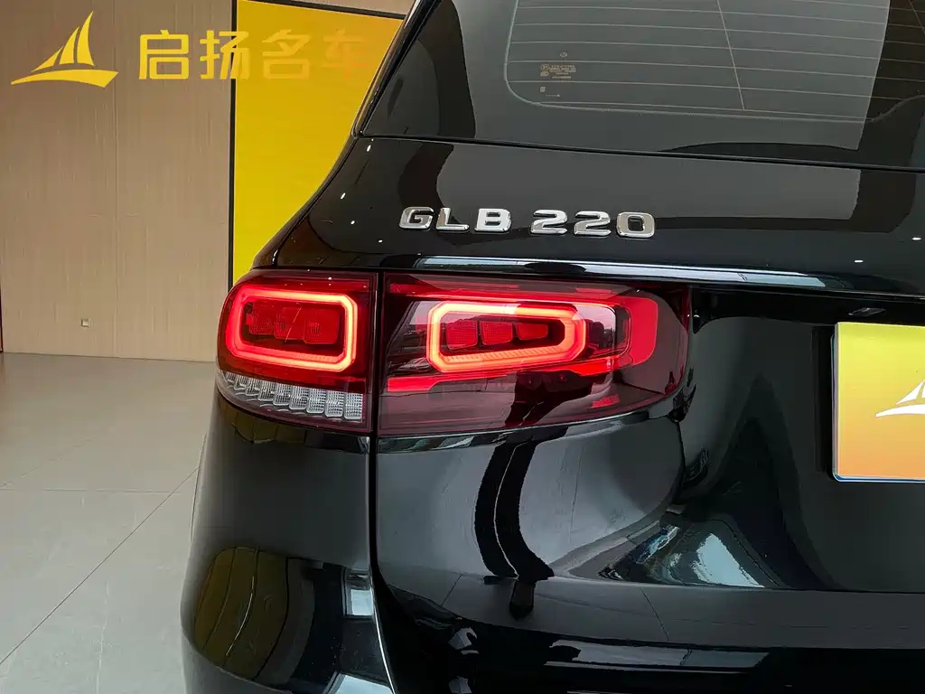 MERCEDES BENZ GLB 2023
