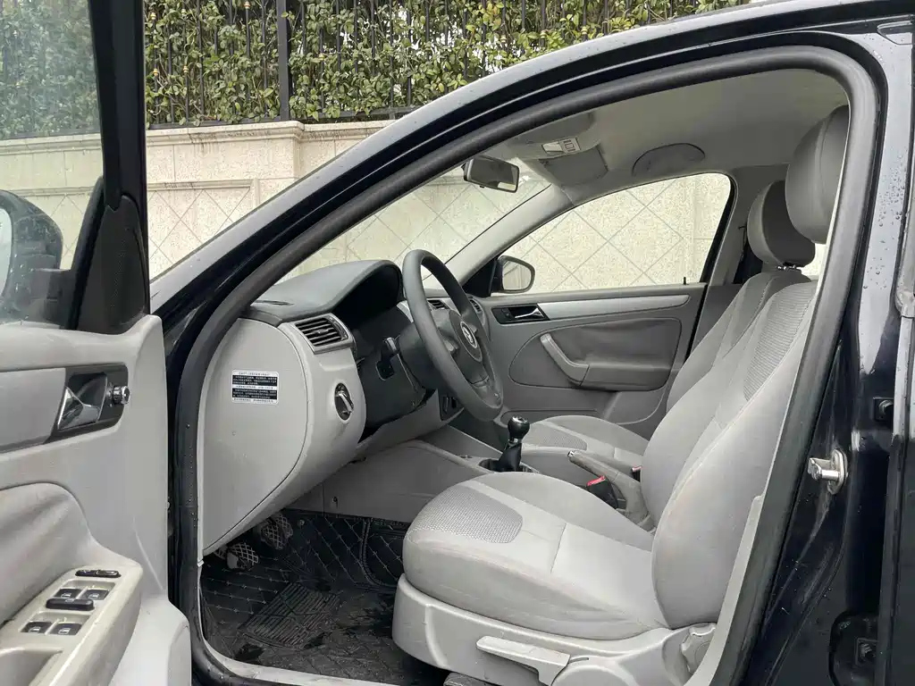 VOLKSWAGEN BORA 2012