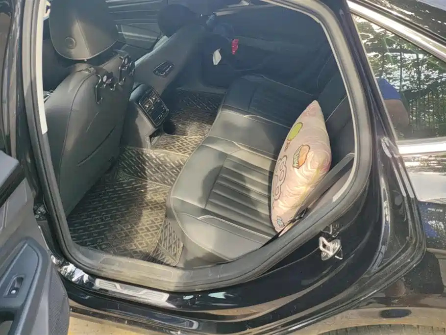 VOLKSWAGEN PASSAT 2023