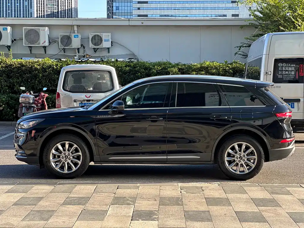 LINCOLN ADVENTURER 2021