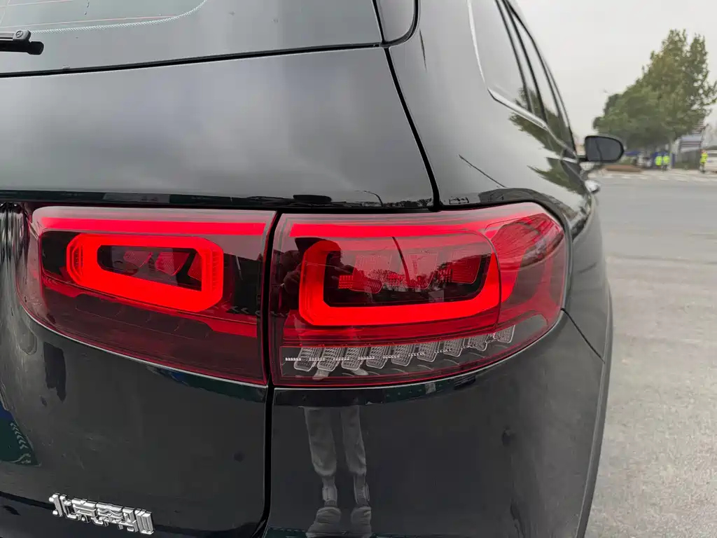 MERCEDES BENZ GLB 2023