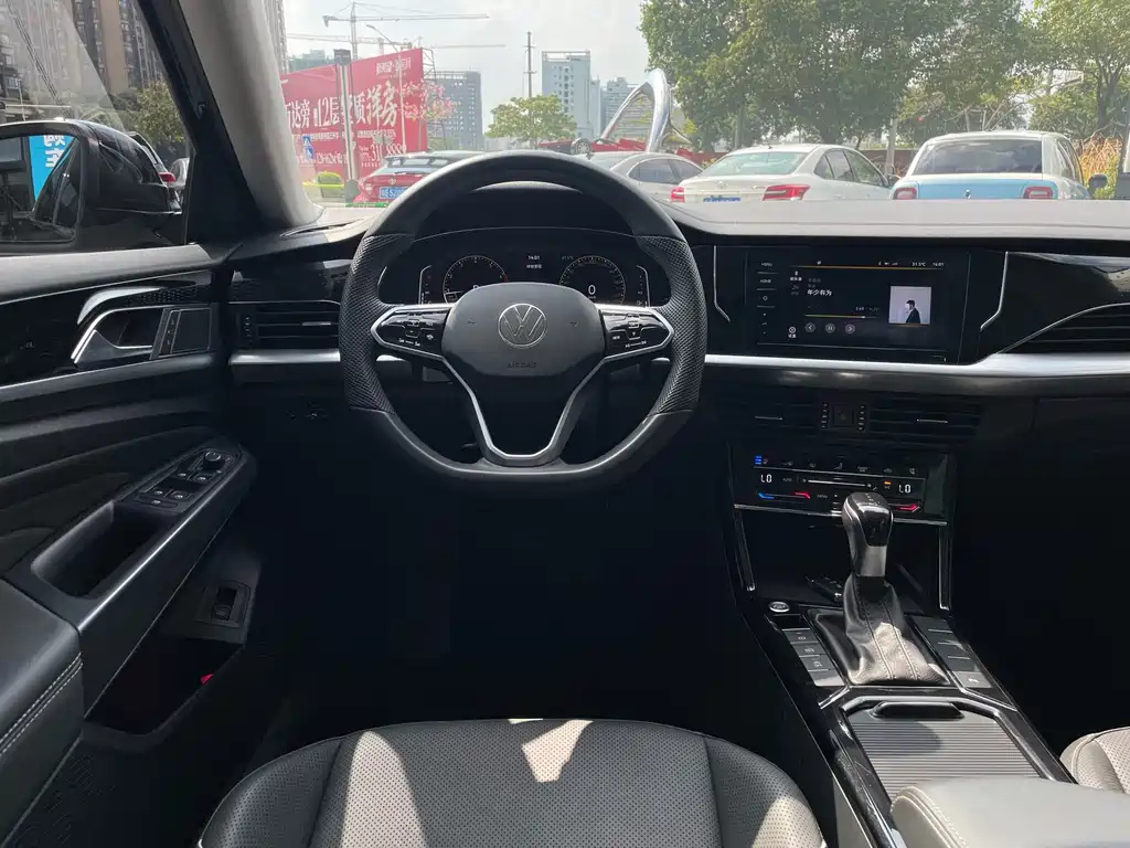 VOLKSWAGEN PASSAT 2024