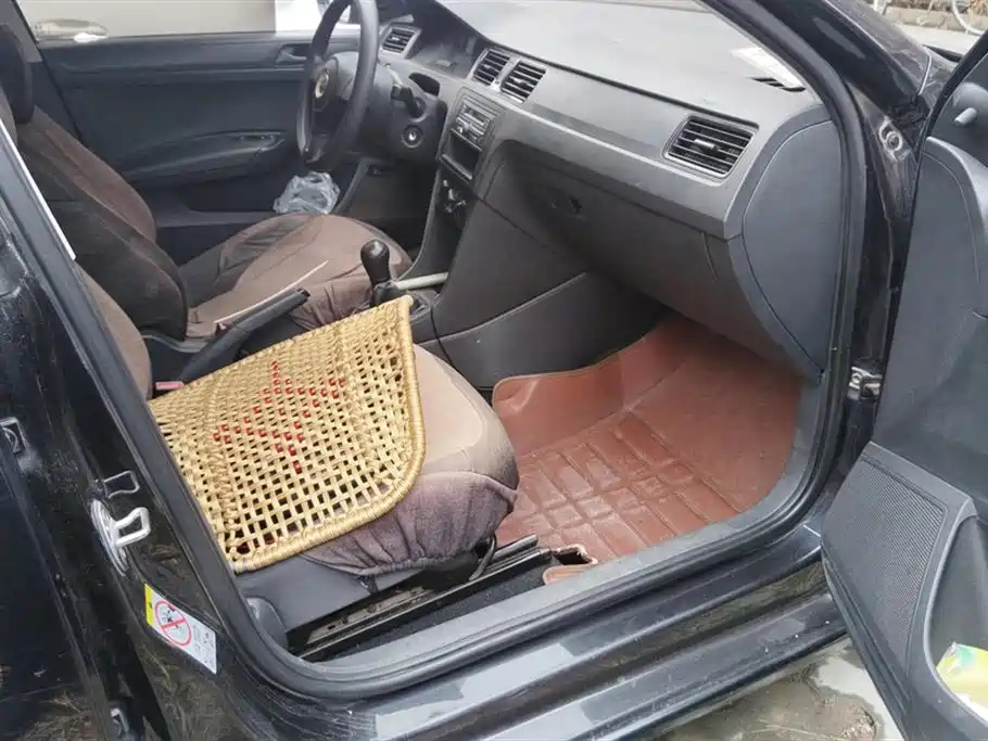 VOLKSWAGEN SANTANA 2015