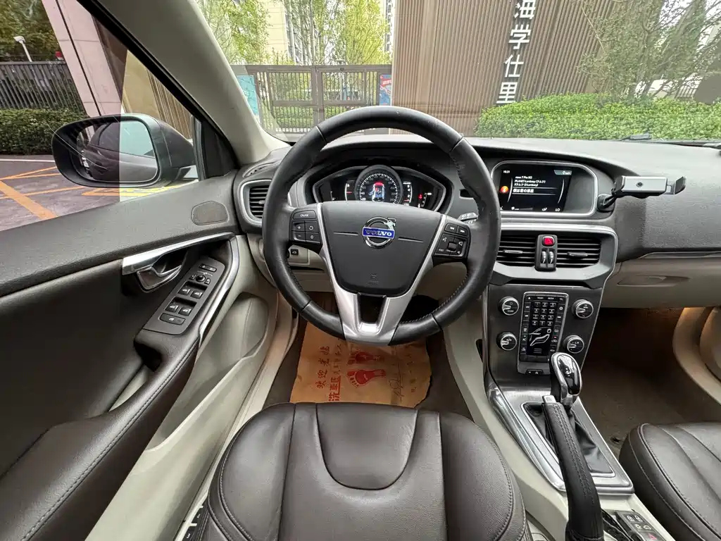 VOLVO V40 2016