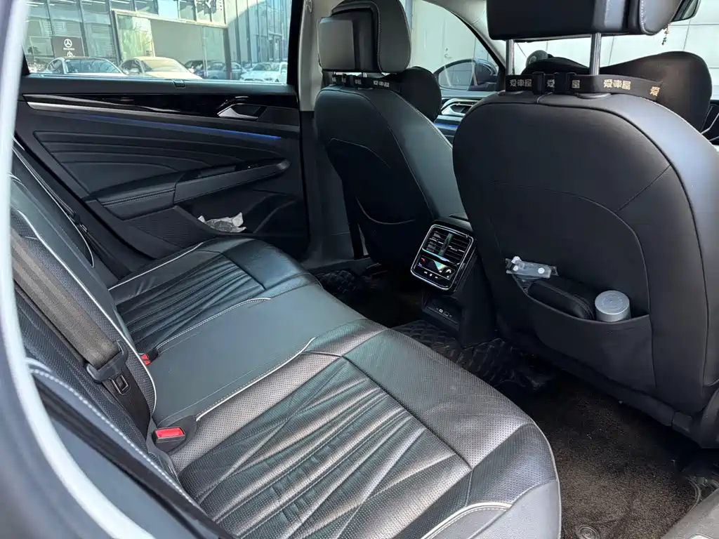 VOLKSWAGEN PASSAT 2023