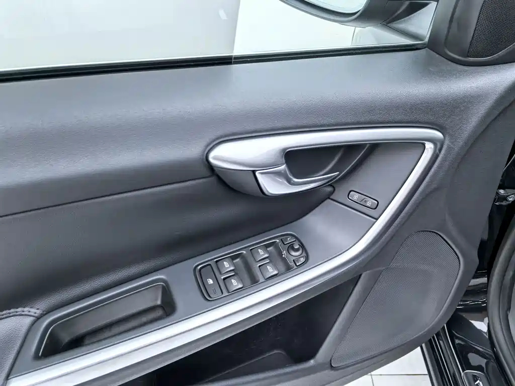 VOLVO S60 2015
