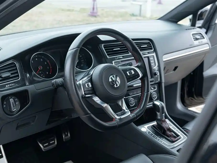 VOLKSWAGEN GOLF GTI 2016