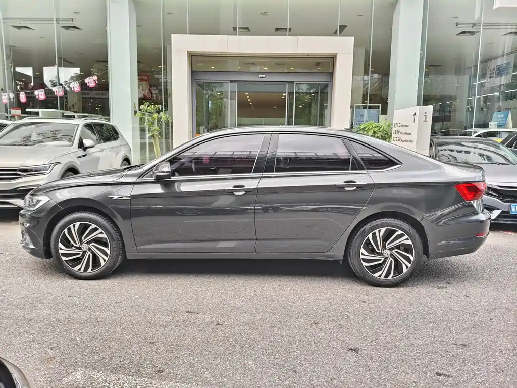 VOLKSWAGEN SAGITAR 2022
