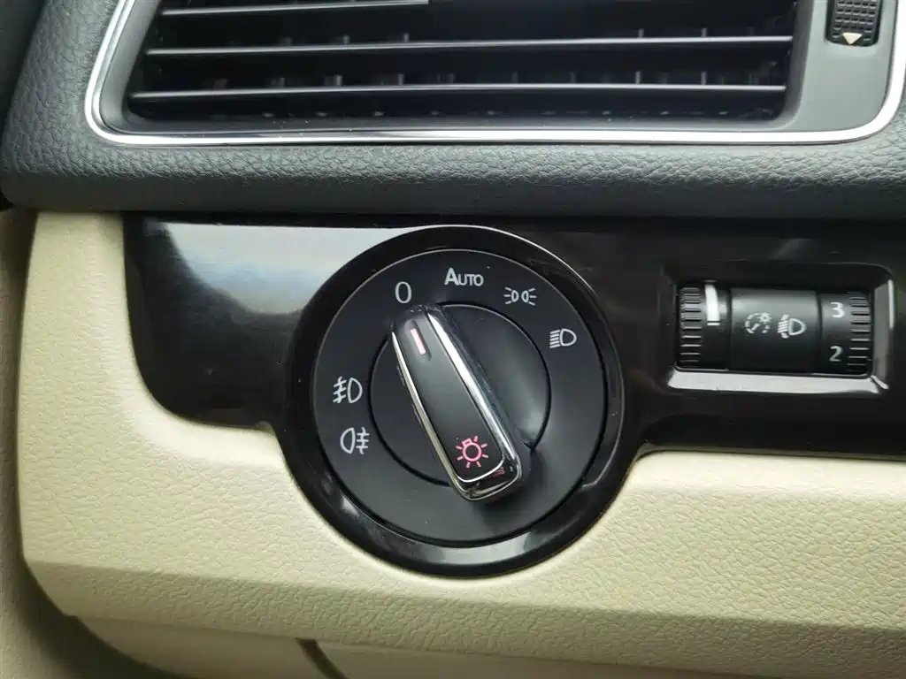 VOLKSWAGEN PASSAT 2015