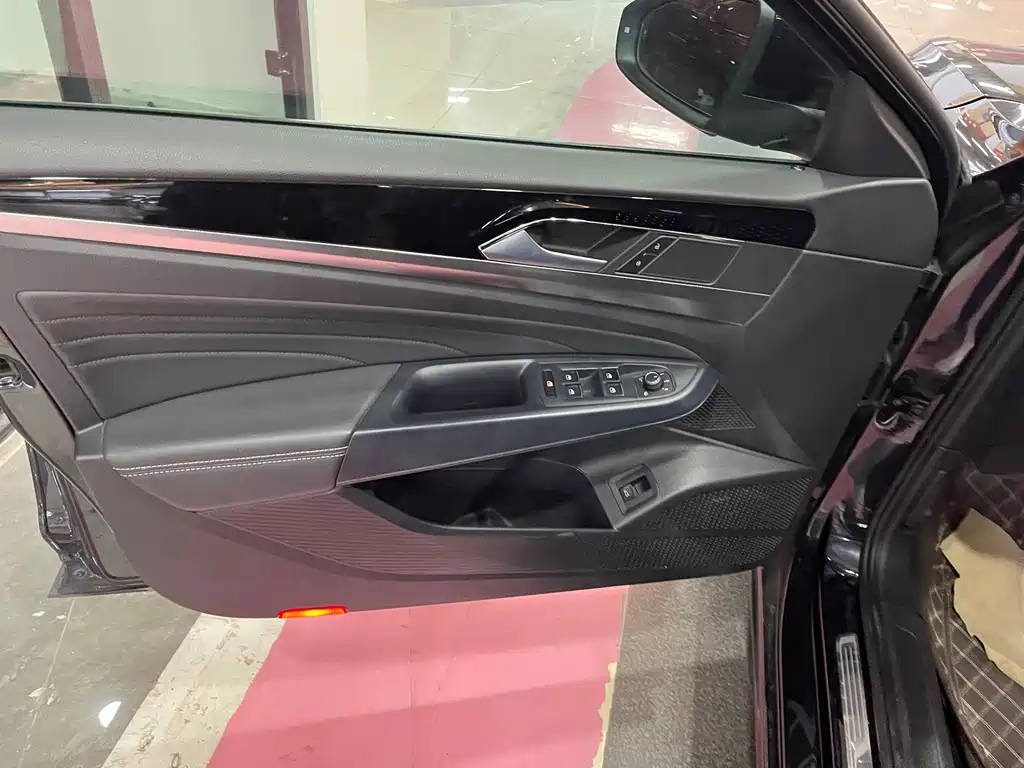 VOLKSWAGEN PASSAT 2024