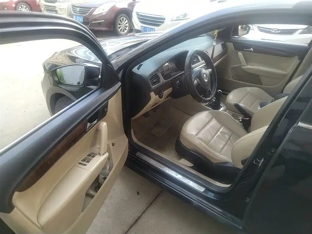 VOLKSWAGEN LAVIDA 2013