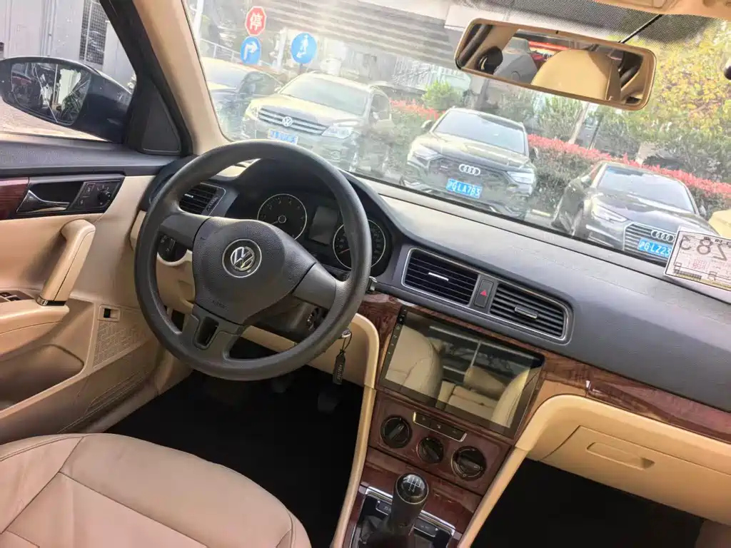 VOLKSWAGEN LAVIDA 2014