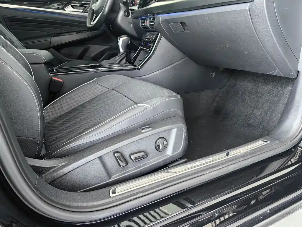 VOLKSWAGEN PASSAT 2024