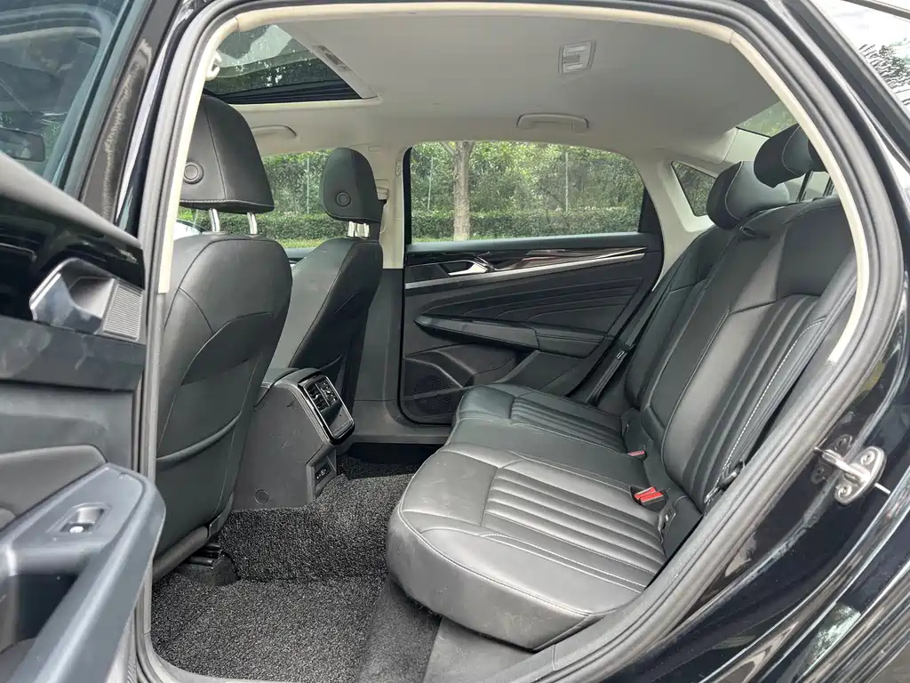 VOLKSWAGEN PASSAT 2023