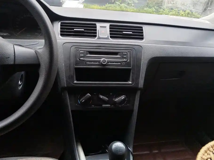 VOLKSWAGEN SANTANA 2015