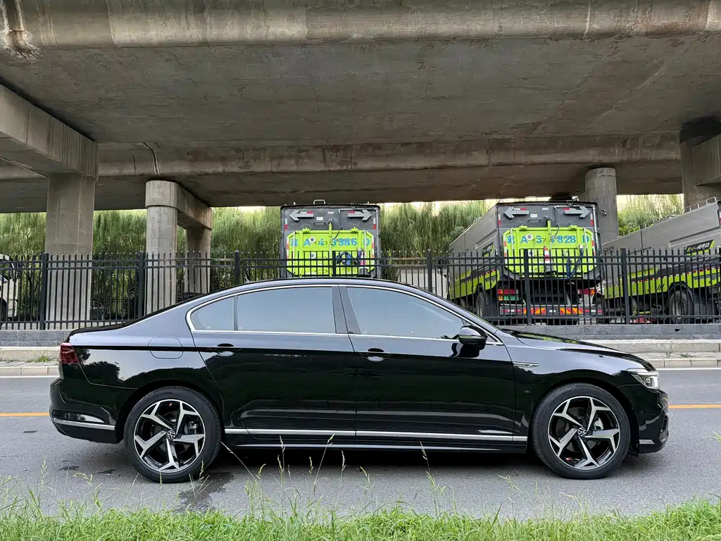 VOLKSWAGEN MAGOTAN 2023