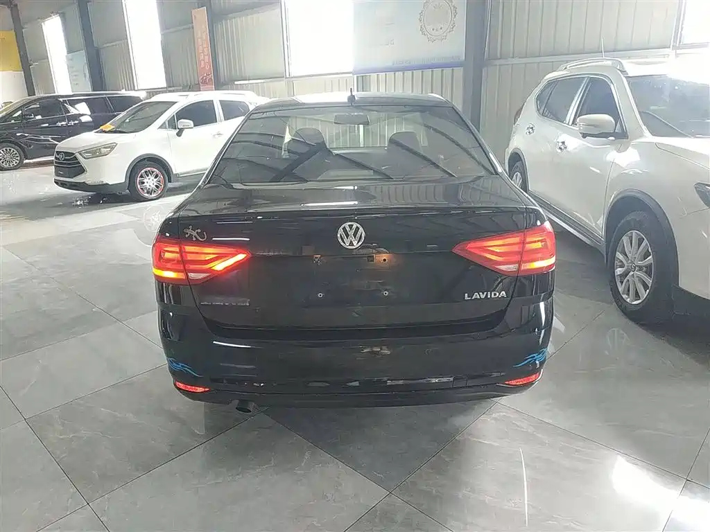 VOLKSWAGEN LAVIDA 2015