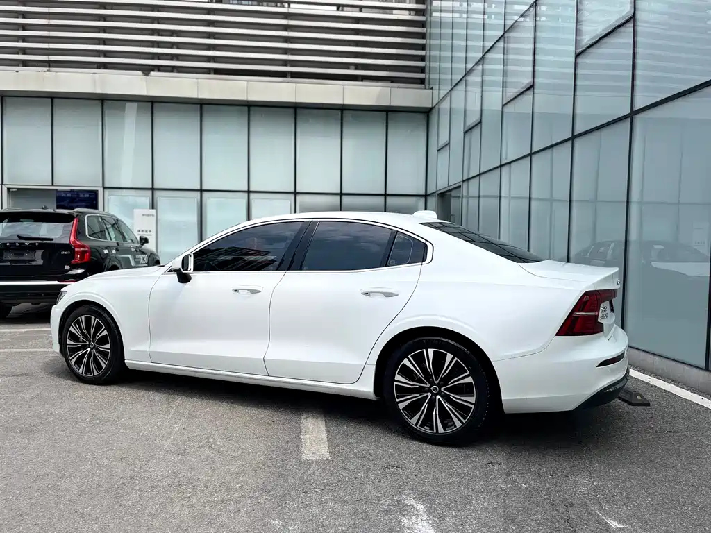 VOLVO S60 2024