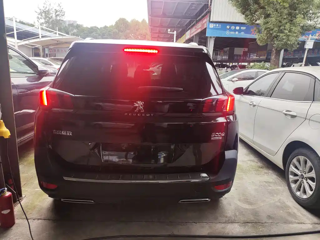 PEUGEOT 5008 2021