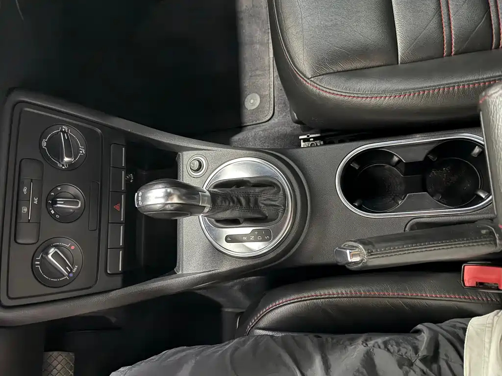 VOLKSWAGEN BEETLE 2014