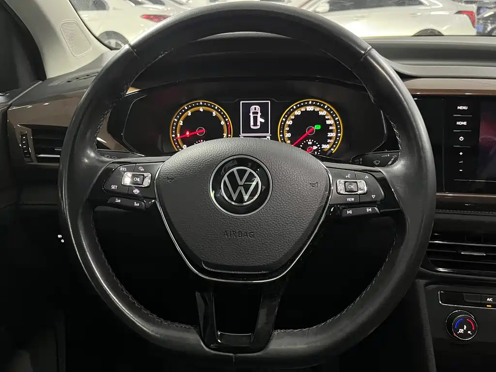VOLKSWAGEN THARU 2021