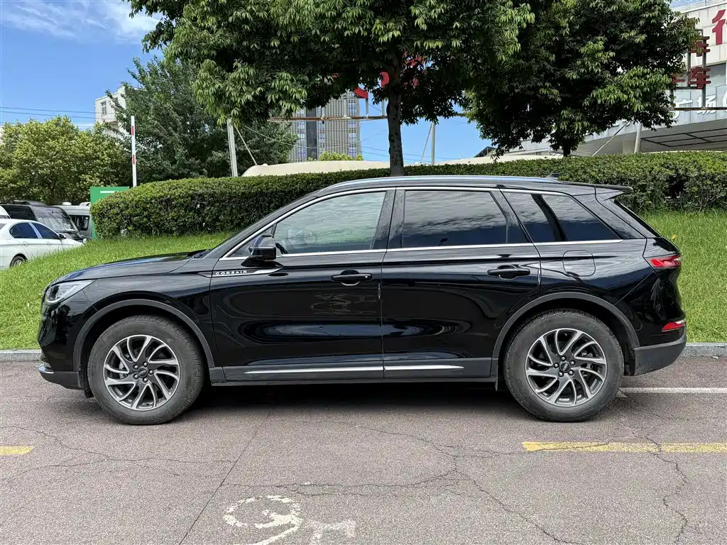 LINCOLN ADVENTURER 2020