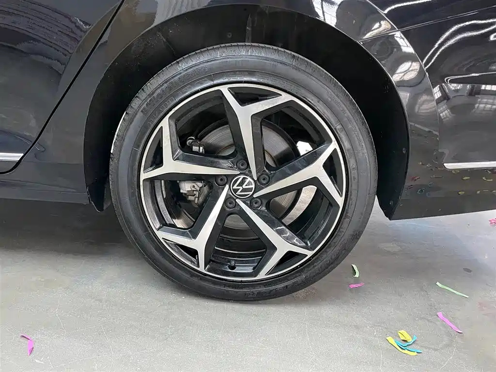 VOLKSWAGEN PASSAT 2023